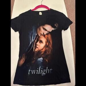 Unleash Your Inner Fangirl with This Twilight Graphic Tee in Size Small